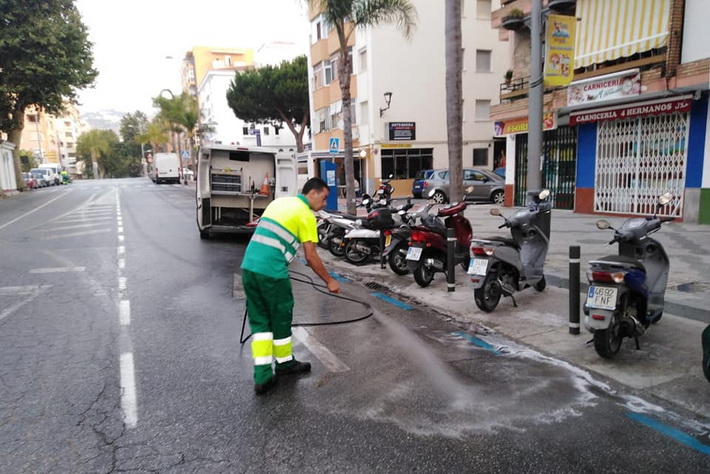 El refuerzo de un equipo y 34 efectivos incrementan la plantilla de baldeo de calles en Almuñécar